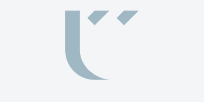 studenci dziennikarstwa przed budynkiem biblioteki UKW